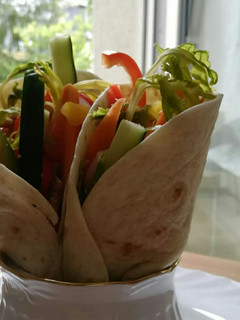 Una foto de Wraps de verduras y atún