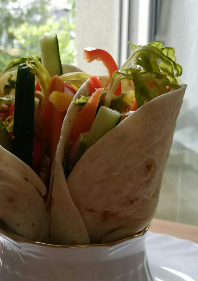 Una foto de Wraps de verduras y atún
