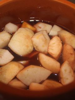 Una foto de Fruta troceada cocida en vino negro