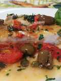 Cuore di Merluzzo con Pomodori Freschi, Olive Verde, Capperi e Cipolla di Tropea