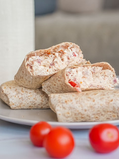 Una foto de Wraps de pollo con tomate 2