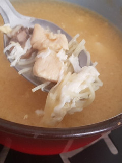 Una foto de Consomé de Pollo y Miso