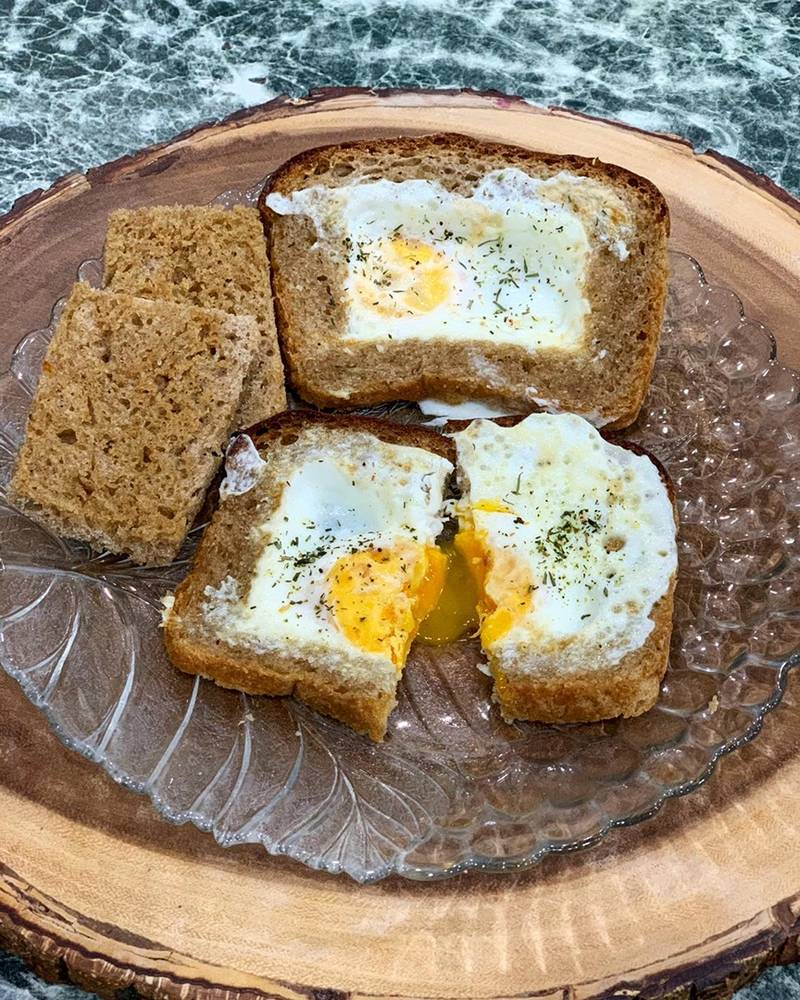 Хлеб в яйце в духовке рецепт. Яйцо в хлебе. Хлеб с яичком. Омлет с хлебом. Яичница в хлебе.