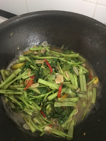 Bagaimana Membuat Tumis kangkung saori Anti Gagal