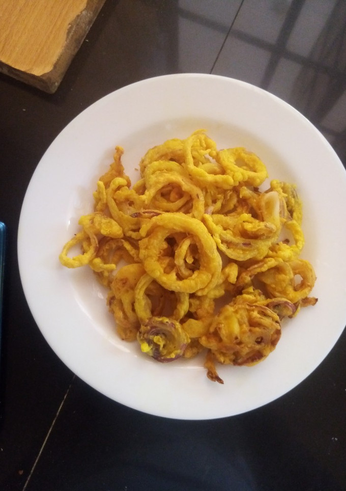 A picture of Tumeric onion rings.