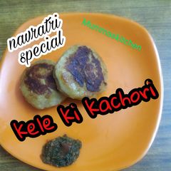 A picture of Kele ki kachori.