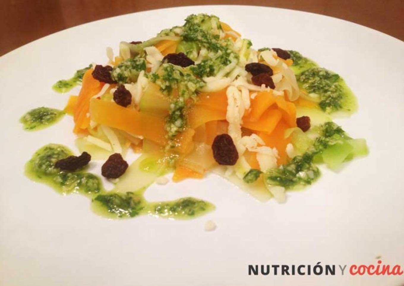 Espaguetis de calabacín y calabaza al pesto