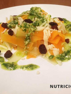 Una foto de Espaguetis de calabacín y calabaza al pesto