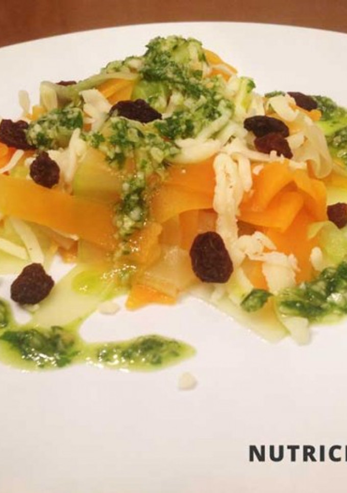Una foto de Espaguetis de calabacín y calabaza al pesto