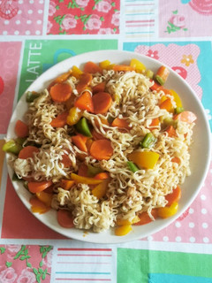 Una foto de Noodles de pollo con verduras 😋