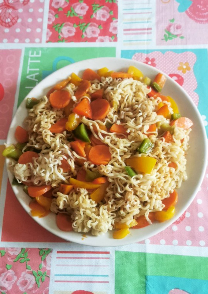Una foto de Noodles de pollo con verduras 😋