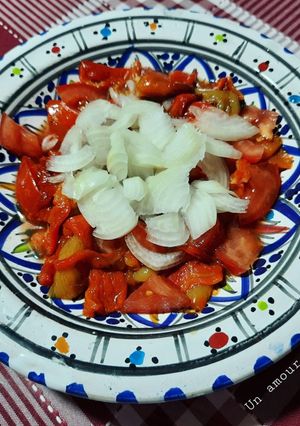 Une photo de Salade poivron grillé tomate oignon 🫑🍅🧅