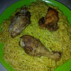 A picture of Simple noodles with fried chicken.