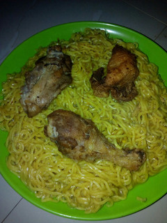 A picture of Simple noodles with fried chicken.