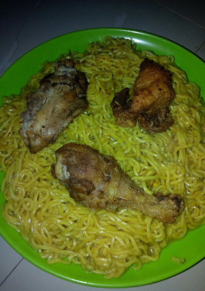 A picture of Simple noodles with fried chicken.