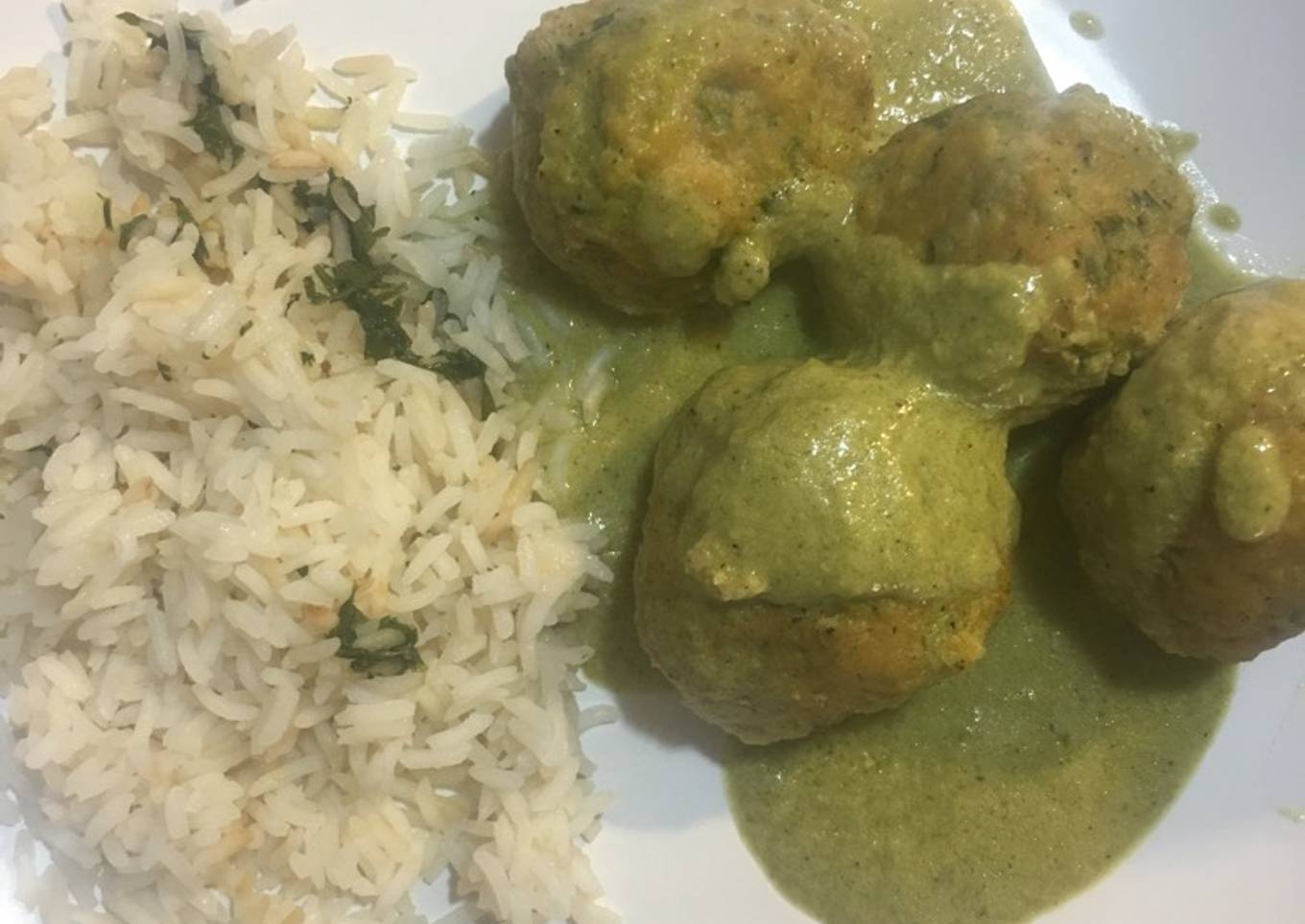 Albóndigas de pollo en salsa poblana