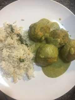 Una foto de Albóndigas de pollo en salsa poblana