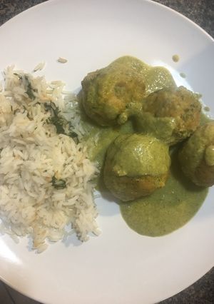 Una foto de Albóndigas de pollo en salsa poblana