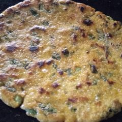 A picture of Makki Aur palak ka parontha.