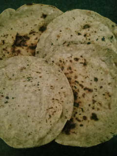બાજરી ના રોટલા (Bajri Rotla Recipe In Gujarati) રેસીપી મુખ્ય ફોટો