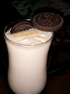 चीकू ओरियो मिल्क शेक (Chiku oreo milk shake recipe in hindi) रेसिपी मुख्य फोटो