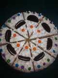 Torta de vainilla rellena de crema Chantilly con galletas oreo