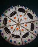 Torta de vainilla rellena de crema Chantilly con galletas oreo