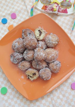 Foto di CASTAGNOLE CON GOCCE DI CIOCCOLATO SENZA GLUTINE (Ricetta Bimby)