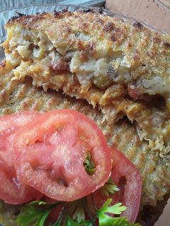 Una foto de Pastel de papa, frijoles y plátano😛😋😊