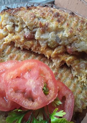 Una foto de Pastel de papa, frijoles y plátano😛😋😊