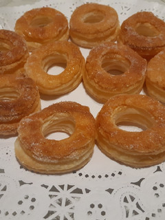 Una foto de Donuts de hojaldre con almíbar de miel