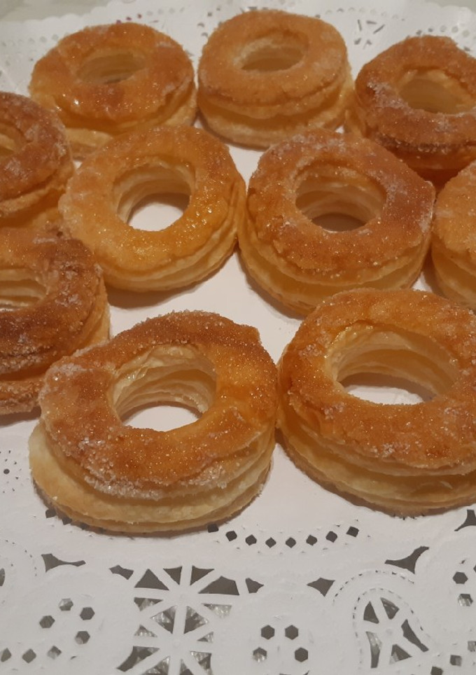 Una foto de Donuts de hojaldre con almíbar de miel