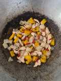 อกไก่ผัดพริกไทยดำ