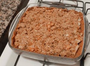 Una foto de Crumble vegano de frutas con bagazo
