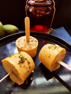 मैंगो मलाई मावा कुल्फी (mango malai mawa kulfi recipe in Hindi) रेसिपी मुख्य फोटो