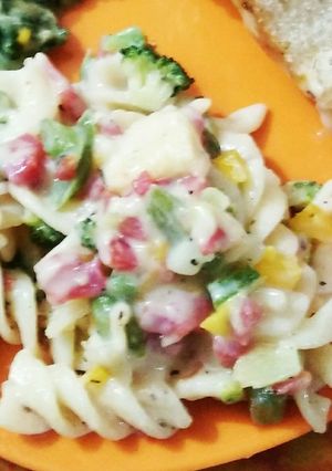 A picture of White Sauce pasta with veggies.