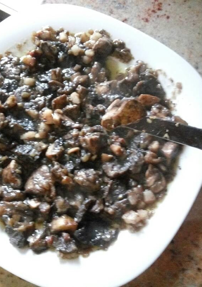 Una foto de Champiñones silvestres encebollados