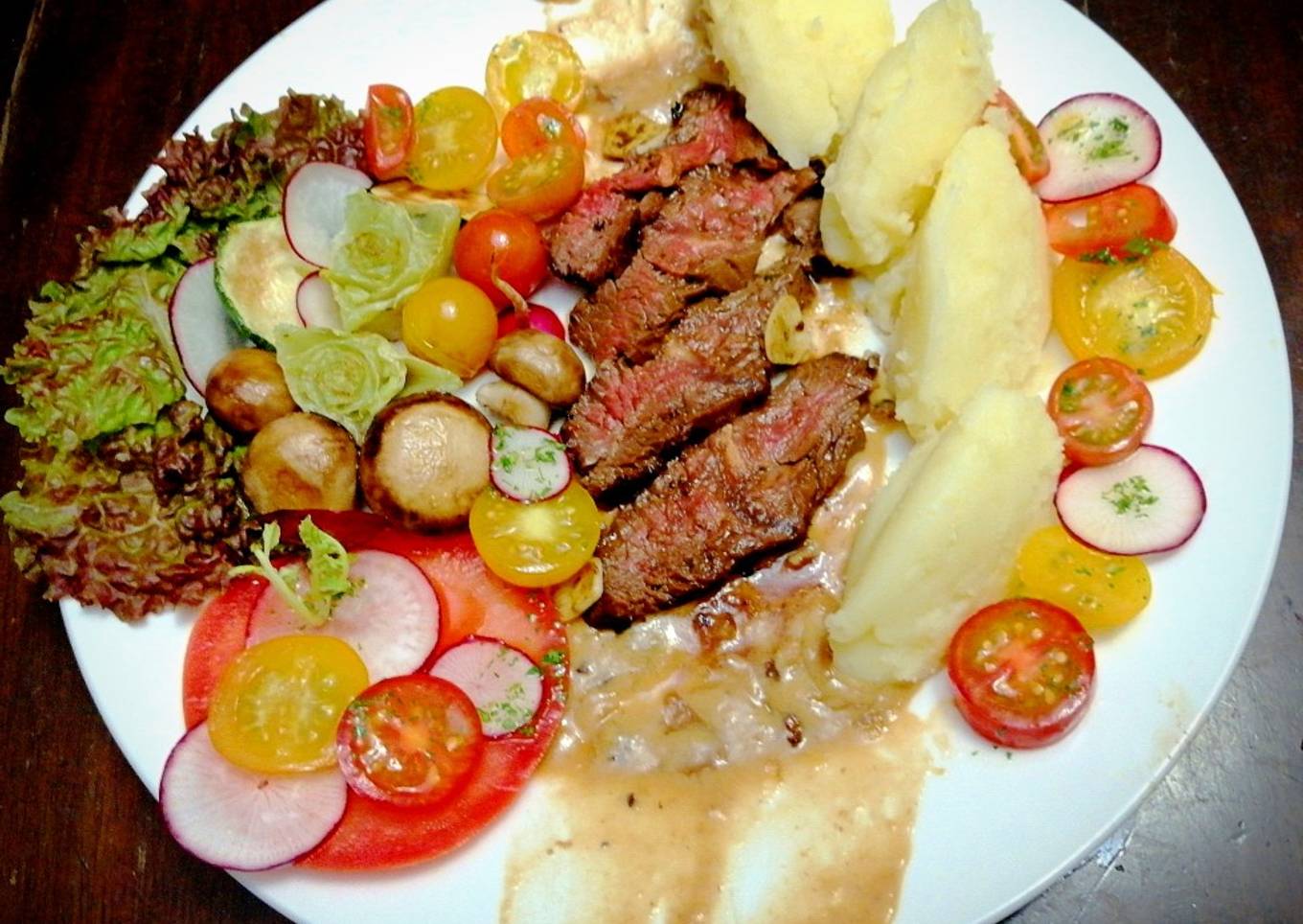 "Entraña, Gravy de Cebolla, Puré de Papas