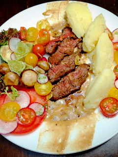 Una foto de "Entraña, Gravy de Cebolla, Puré de Papas