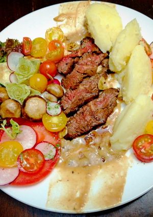 Una foto de "Entraña, Gravy de Cebolla, Puré de Papas