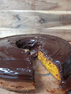Foto de Bolo de Cenoura com cobertura de Chocolate - sem ovos / vegan