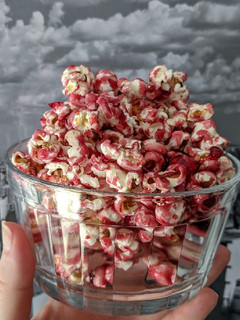 Foto de Pipoca doce vermelha/ rosa com groselha