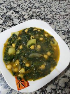 Una foto de Potaje de garbanzos con espinacas