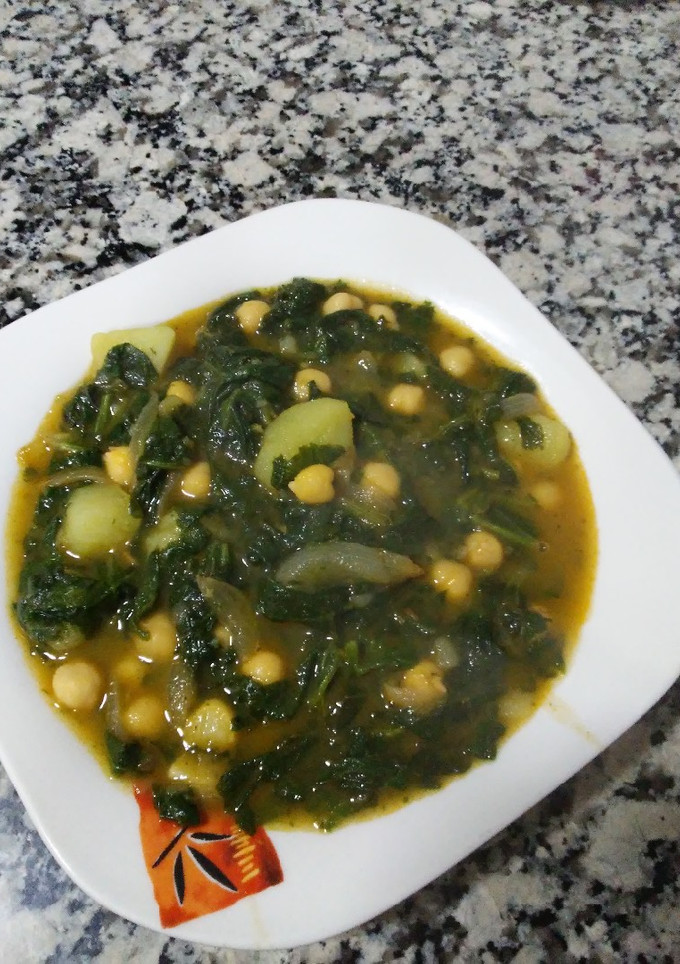 Una foto de Potaje de garbanzos con espinacas