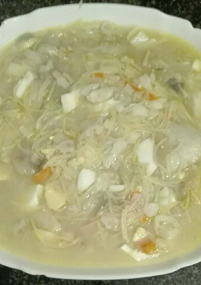 Una foto de Sopa de fideos con rape y cazón 