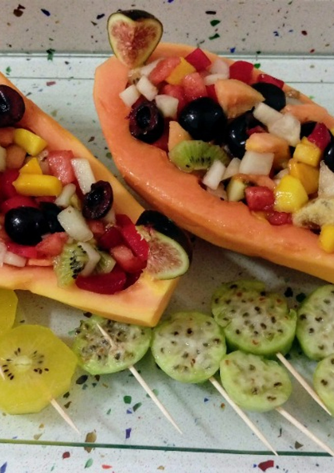 Una foto de Papaya rellena de frutas con piruletas de higos chumbos y kiwis gold