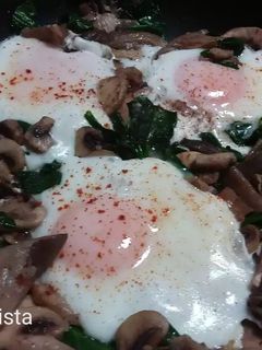 Una foto de Huevos con setas y champiñones