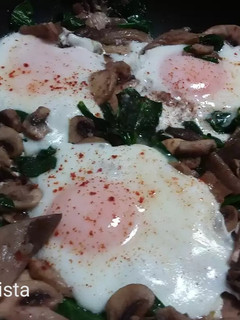 Una foto de Huevos con setas y champiñones