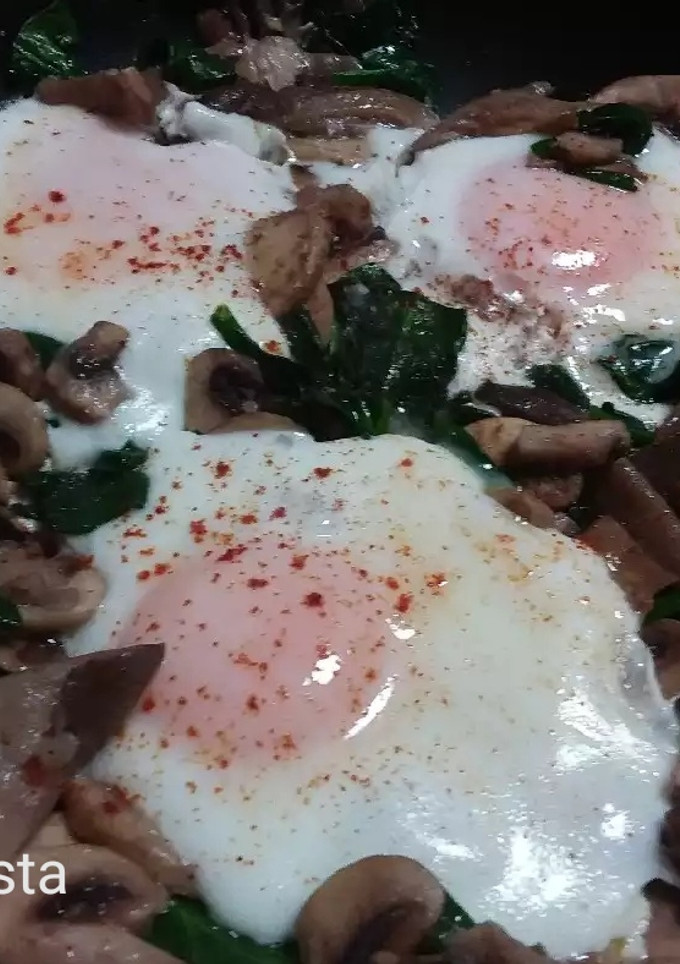 Una foto de Huevos con setas y champiñones