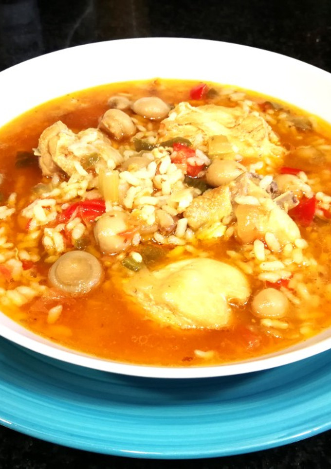 Una foto de Arroz Bomba caldoso con pollo y mini champiñones
